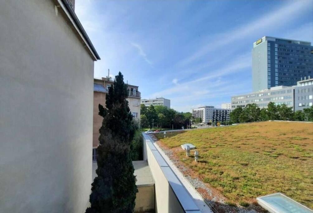 Modern And Light 2-Room Apartment Вена Экстерьер фото
